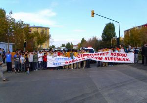 Cumhuriyet sevdasıyla koştular..